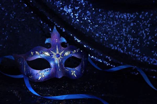 Zarif Narin Venedik Maskesinin Mavi Koyu Arkaplan Üzerindeki Fotoğrafı — Stok fotoğraf