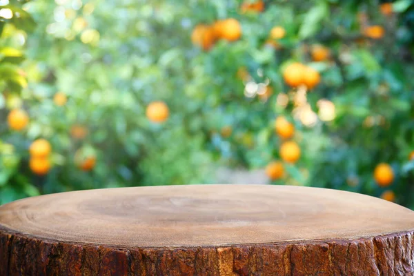 Prázdný Dřevěný Stůl Před Oranžovým Polem — Stock fotografie