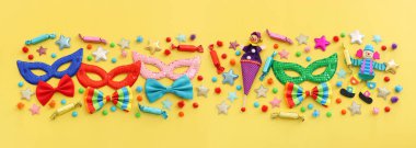 Karnaval partisinin resmi sarı arka planda maskeler. Yukarıdan görünüm