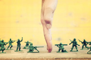 Tahta masanın üzerinde oyuncak askerlerin resmi