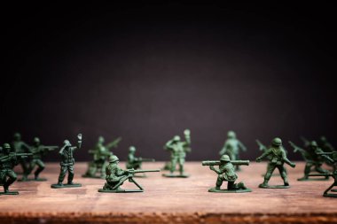 Tahta masanın üzerinde oyuncak askerlerin resmi