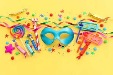 Sarı arka plan üzerinde Purim bayramı konsepti (Yahudi karnavalı bayramı)