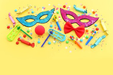 Sarı arka plan üzerinde Purim bayramı konsepti (Yahudi karnavalı bayramı)