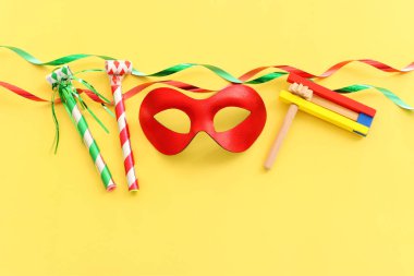 Sarı arka plan üzerinde Purim bayramı konsepti (Yahudi karnavalı bayramı)