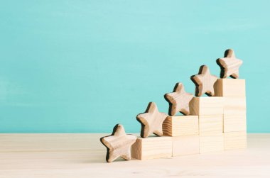 Beş yıldızlı bir hedef belirlemenin konsepti. Derecelendirme, sıralama, değerlendirme ve sınıflandırma fikrini yükselt