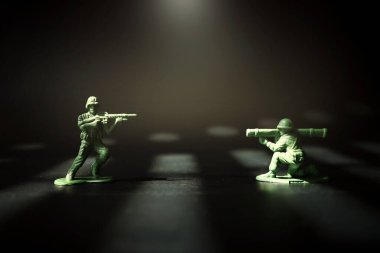 Karanlık arka planda oyuncak askerlerin görüntüsü