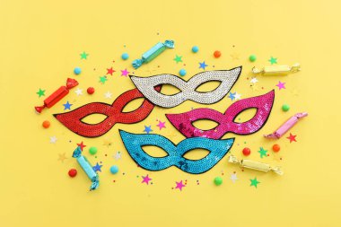 Karnaval partisinin resmi sarı arka planda maskeler. Yukarıdan görünüm
