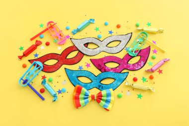 Sarı arka plan üzerinde Purim bayramı konsepti (Yahudi karnavalı bayramı)