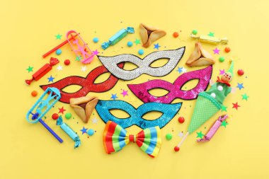 Sarı arka planda Purim bayramı konsepti (Yahudi karnavalı bayramı). Üst manzara, düz uzanma