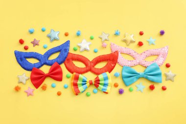 Karnaval partisinin resmi sarı arka planda maskeler. Yukarıdan görünüm