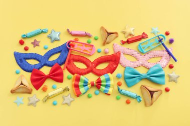 Sarı arka planda Purim bayramı konsepti (Yahudi karnavalı bayramı). Üst manzara, düz uzanma