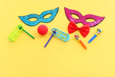 Sarı arka plan üzerinde Purim bayramı konsepti (Yahudi karnavalı bayramı)