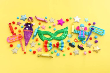 Sarı arka plan üzerinde Purim bayramı konsepti (Yahudi karnavalı bayramı)