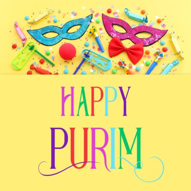 Sarı arka plan üzerinde Purim bayramı konsepti (Yahudi karnavalı bayramı)