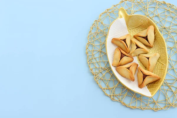 普林庆祝的概念 犹太人狂欢节 Hamantaschen饼干 背景为蓝色 — 图库照片