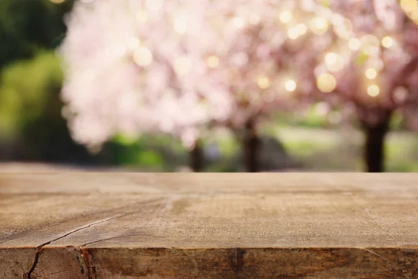 Table Bois Devant Paysage Des Arbres Fleurs Printanières Affichage Présentation — Photo