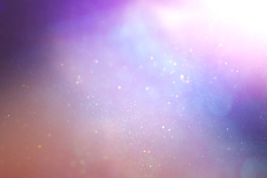 Parlak klasik ışıkların soyut arkaplanı. Gümüş, mor ve altın. Odaklanmamış