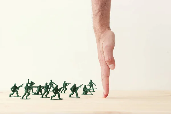 Tahta Masanın Üzerinde Oyuncak Askerlerin Resmi — Stok fotoğraf