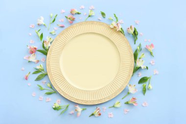 Üstten Görünüm vintage beyaz boş plaka üzerinde bahar çiçekleri. Düz yatıyordu