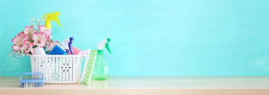 Bahar kavramı ahşap masa olarak erzakla temizliği.