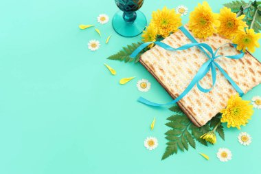 Hamursuz Bayramı arkaplanı matzoh (Yahudi bayramı ekmeği). Üst görünüm