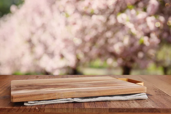 春花树前的木制餐桌 产品展示和展示 — 图库照片