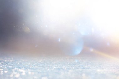 Soyut altın ve gümüş parıltılı ışıkların arkaplanı. Odaklanamadı