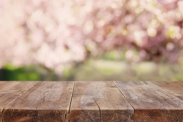 Dřevěný Stůl Před Jarním Kvetoucím Stromem Krajiny Zobrazení Prezentace Produktu — Stock fotografie