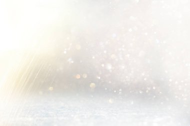 Soyut altın ve gümüş parıltılı ışıkların arkaplanı. Odaklanamadı