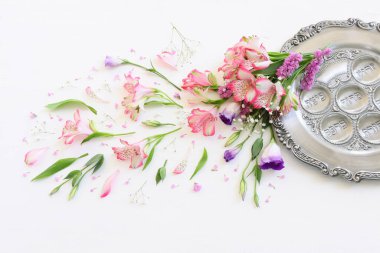 Pesah kutlama konsepti (Musevi Hamursuz Bayramı). Geleneksel pesakh tabağı metninin çevirisi: yaban turpu, kereviz, yumurta, kaval kemiği, acı kalp, tatlı tarih