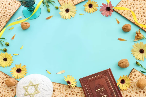 Pesah kutlama konsepti (Musevi Hamursuz Bayramı). Geleneksel pesakh kitabının metinli çevirisi: Hamursuz Bayramı hikayesi