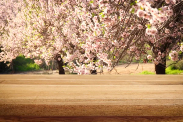 Bahar Çiçeğinin Önündeki Ahşap Masa Ürün Gösterimi Sunumu — Stok fotoğraf