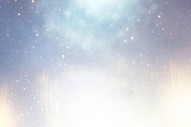 Soyut altın, mavi ve gümüş parıltılı ışıkların arkaplanı. Odaklanamadı