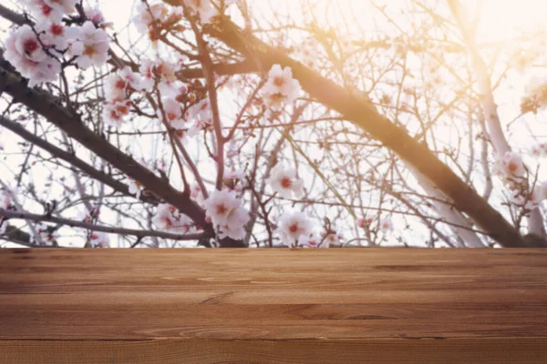 Asztal Előtt Tavaszi Virágos Táj Termékmegjelenítés Kiszerelés — Stock Fotó