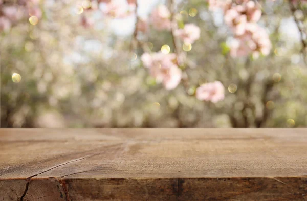Table Bois Devant Paysage Des Arbres Fleurs Printanières Affichage Présentation — Photo