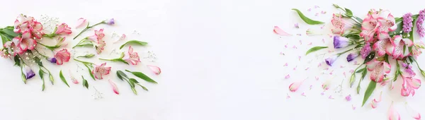 Vista Dall Alto Immagine Composizione Fiori Rosa Viola Sfondo Bianco — Foto Stock