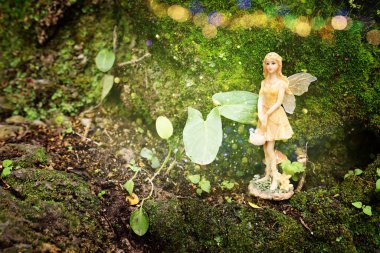büyülü küçük peri ormandaki görüntüsünü