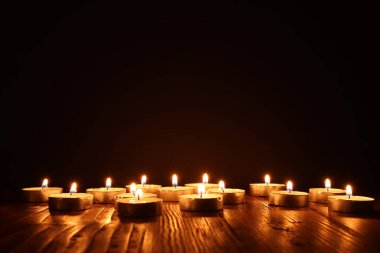 siyah arka plan üzerinde yanan mum