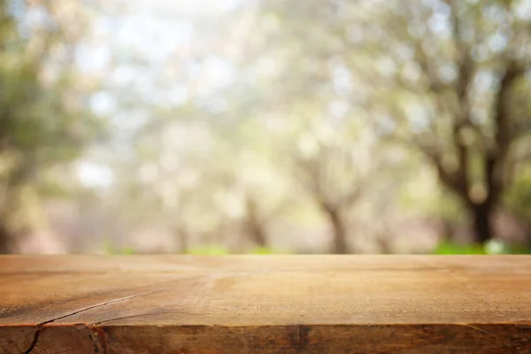 Holztisch Vor Frühlingsblütenbaumlandschaft Produktdarstellung Und Präsentation — Stockfoto