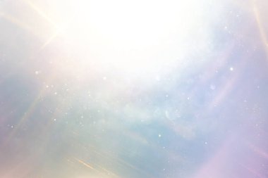 Soyut mavi, altın ve gümüş parıltılı ışıkların arkaplanı. Odaklanamadı