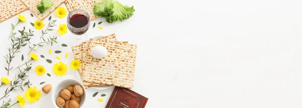 ペシャのお祝いの概念 ユダヤ人過越の休日 テキスト付きの伝統的なペサフ語の本の翻訳 — ストック写真
