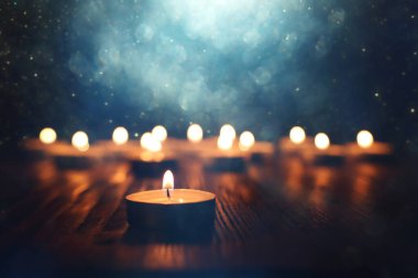 siyah arka plan üzerinde yanan mum