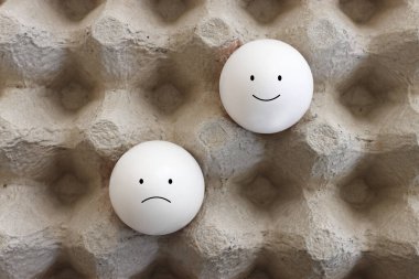 Komik yüzlü yumurtalar