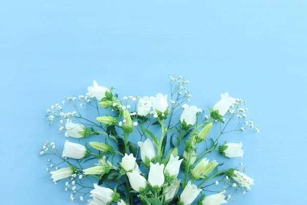 Весняний Букет Білих Квітів Синьому Фоні — стокове фото