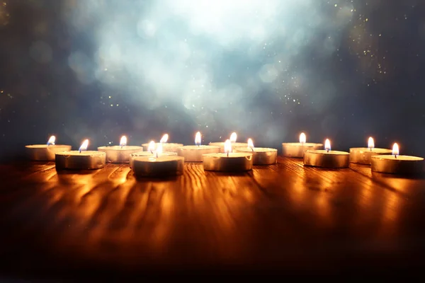 Brennende Kerze Auf Schwarzem Hintergrund — Stockfoto