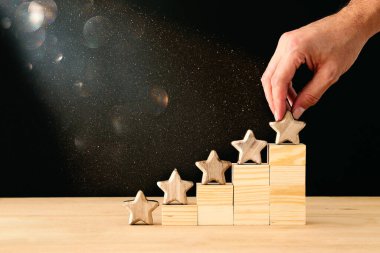 Beş yıldızlı bir hedef belirlemenin konsepti. Derecelendirme, sıralama, değerlendirme ve sınıflandırma fikrini yükselt
