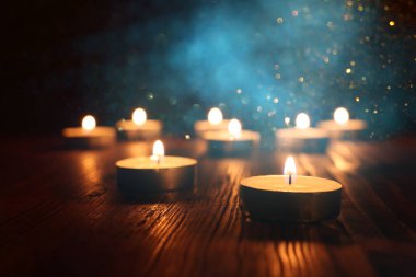 siyah arka plan üzerinde yanan mum