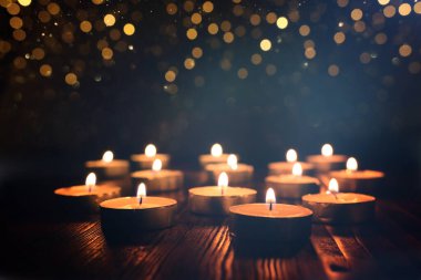 siyah arka plan üzerinde yanan mum