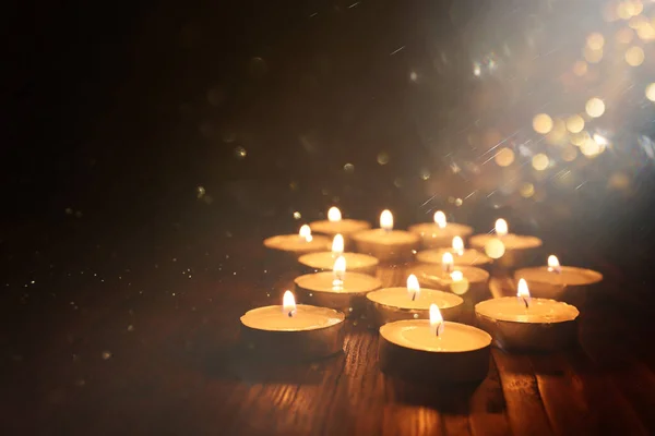 Queimando Vela Sobre Fundo Preto — Fotografia de Stock