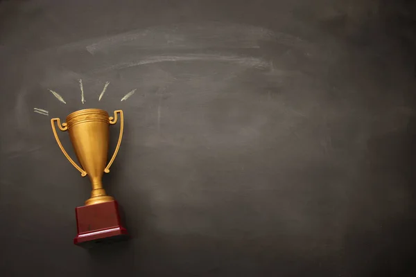 Gouden Trofee Schoolbord Achtergrond Bovenaanzicht Plat Lag — Stockfoto